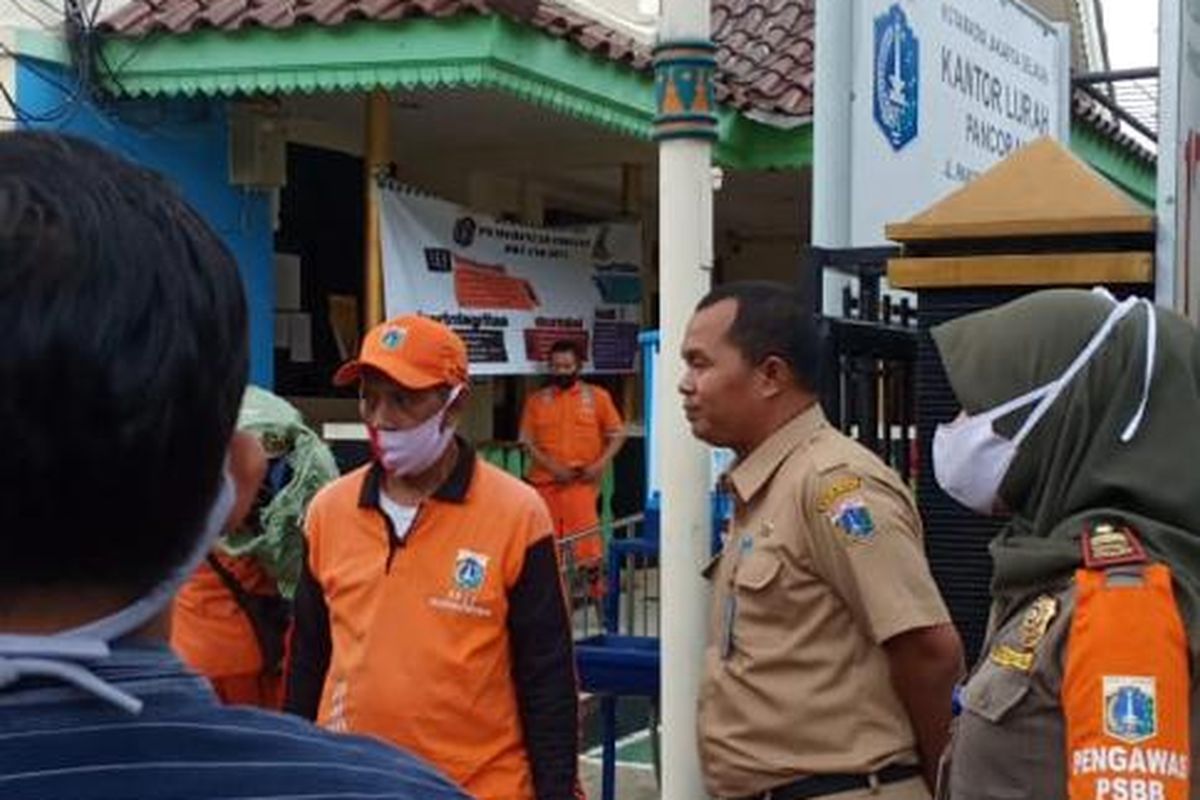 PT. Pertamina dalam proses pengamanan dan penertiban Aset Pancoran Pasar Minggu, Pertamina berkoordinasi dengan Aparat Kelurahan Pancoran Barat untuk menyalurkan bantuan kepada korban bencana banjir.