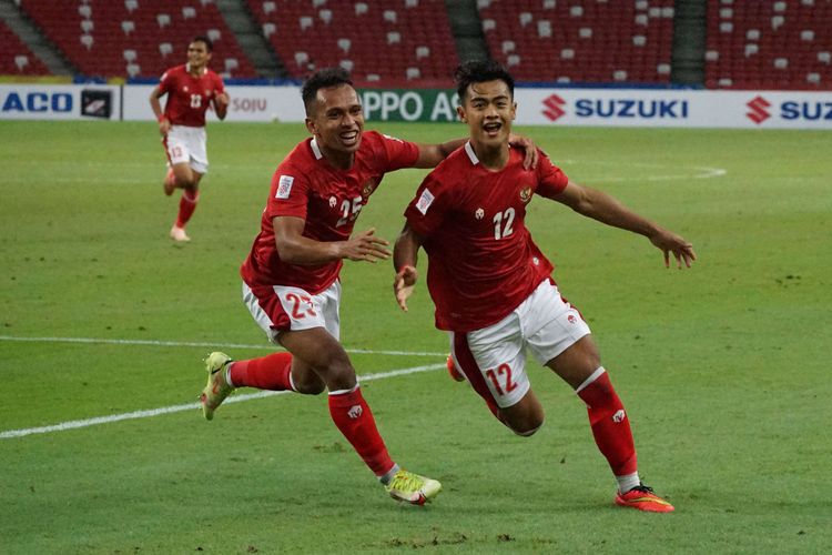 Pesepak bola Timnas Indonesia Pratama Arhan (kanan) berselebrasi dengan rekannya Irfan Jaya usai menjebol gawang Timnas Malaysia dalam pertandingan grup B Piala AFF 2020 di National Stadium, Singapura, Minggu (19/12/2021). Indonesia menang dengan skor 4-1 dan lolos ke babak semifinal Piala AFF.