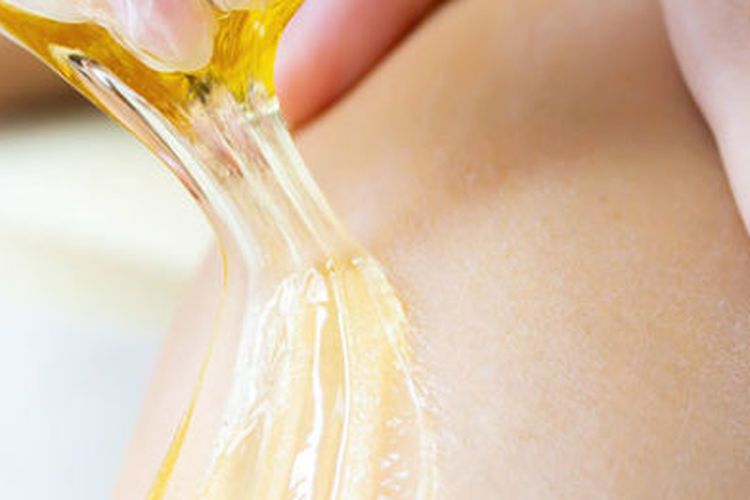 Saat waxing, kita mengoleskan lilin ke arah yang sama dengan pertumbuhan bulu dan menghilangkan lilin ke arah yang berlawanan.  Sementara pada sugaring, kita mengoleskan campuran ke arah yang berlawanan dan kemudian menarik bulu ke arah pertumbuhannya.