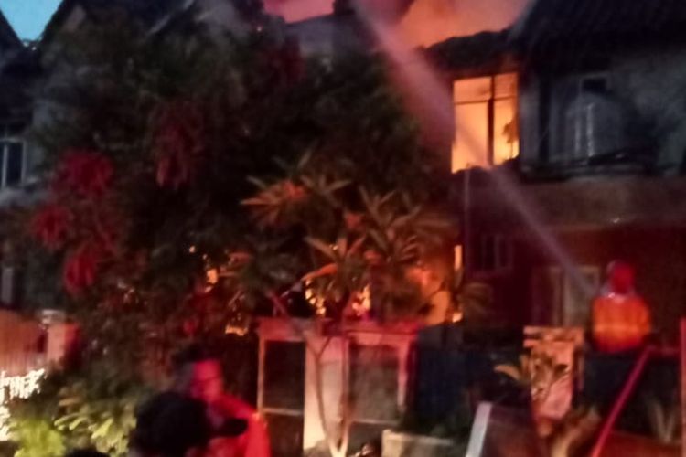 Kebakaran yang terjadi di Perumahan Metland Puri Blok B, Petir, Cipondoh, Kota Tangerang, pada Selasa (9/11/2021). 