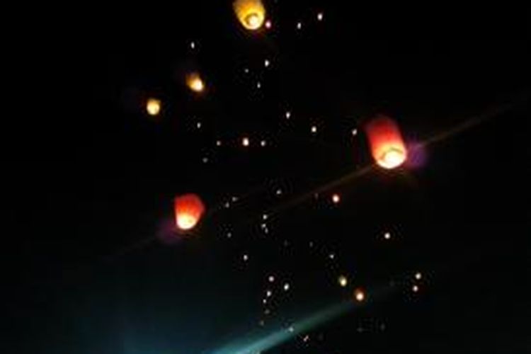 Ribuan lentera menghiasi langit Alam Sutera, Tangerang usai Kompas Mandiri Lantern Night Run di Alam Sutera,Sabtu (15/11/2014).