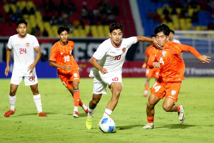 Pemain Timnas U20 Indonesia Welber Jardim melewati pemain India pada laga ketiga turnamen internasional U20 Challenge Series 2025 yang berakhir dengan skor 4-0 di Stadion Gelora Delta Sidoarjo, Kamis (30/1/2025) malam.