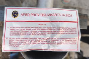 Warga Menteng Protes Jalan Dipasangi Tiang Portal, Ada Permintaan Pejabat dan Tulisan 'APBD DKI 2025'