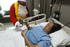 Sinterklas Bagi-bagi Hadiah untuk Pasien Rumah Sakit