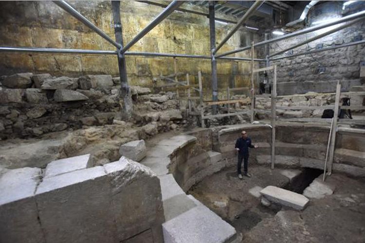 Arkeolog Joe Uziel menunjukkan struktur seperti teater Romawi kuno di terowongan tembok ratapan di sebelah barat jerusalem, Senin (16/10/2017).  