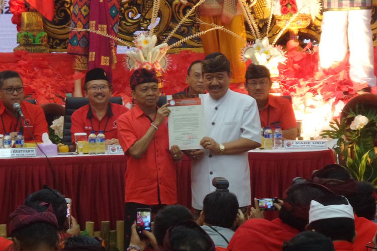 I Wayan Koster dan Tjok Ace resmi diusung sebagai calon gubernur dan wakil gubernur Bali di Kantor DPP PDI Perjuangan, Jakarta, Sabtu (11/11/2017).