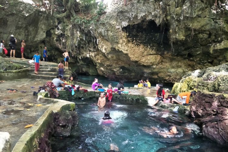 Warga lokal sedang mandi dan mencuci di kolam Gua Kontamale, Pulau Wakatobi, Sulawesi Tenggara.