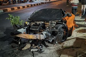 'Supercar' McLaren Kecelakaan Tunggal di Sukoharjo hingga Terbelah Dua