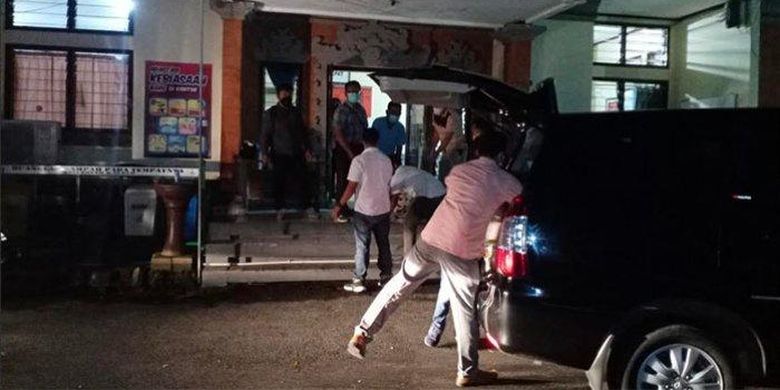 Sejumlah petugas KPK saat melakukan penggeledahan di Kantor Dinas PUPRPKP Tabanan, Rabu 27 Oktober 2021 malam .
