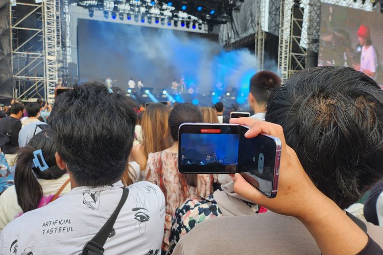 Fitur FlexCam untuk rekam momen konser seperti menggunakan handycam.