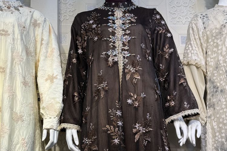 Salah satu model gamis rompis lepas dengan brokat di Thamrin City, Jakarta Pusat.