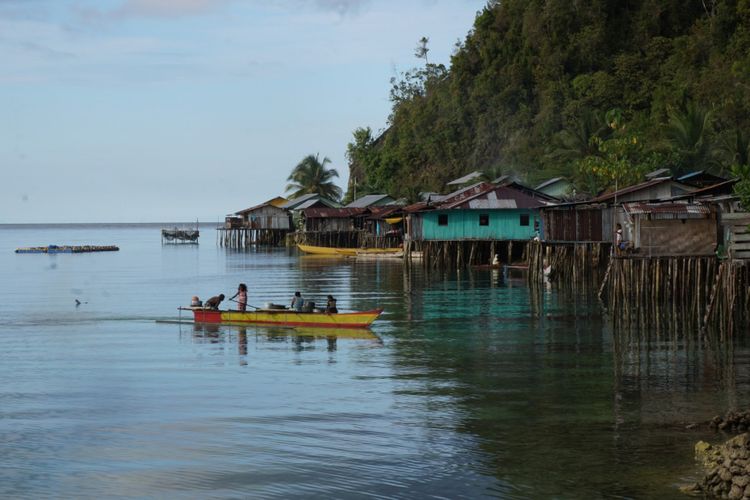 Kampung nelayan di Teluk Sarawondori, Kabupaten Kepulauan Yapen, Papua, Minggu (19/8/2018).