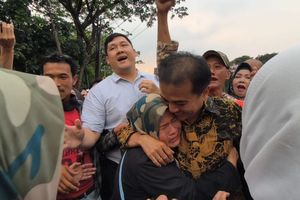 Pendukung Menangis dan Peluk Roy Suryo Usai Tak Ditahan Kejari Jaksel