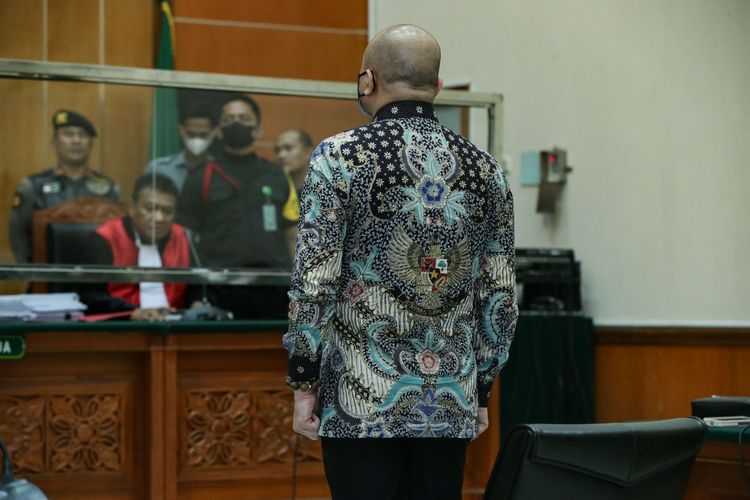 Mantan Kapolda Sumatera Barat Irjen Teddy Minahasa menjalani sidang vonis di Pengadilan Negeri Jakarta Barat, Senin (9/5/2023). Majelis hakim menjatuhkan vonis hukuman penjara seumur hidup dalam kasus peredaran narkotika jenis sabu yang menjeratnya.
