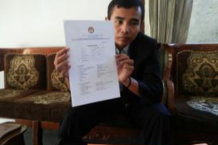 Ketua Panwas Kota Magelang, Zuchron Arrofi, menunjukkan berkas dugaan maney politik yang dilaporankan oleh caleg PDI-P DPRD Kota Magelang, di Kantor Panwaslu, Sabtu (12/4/2014)