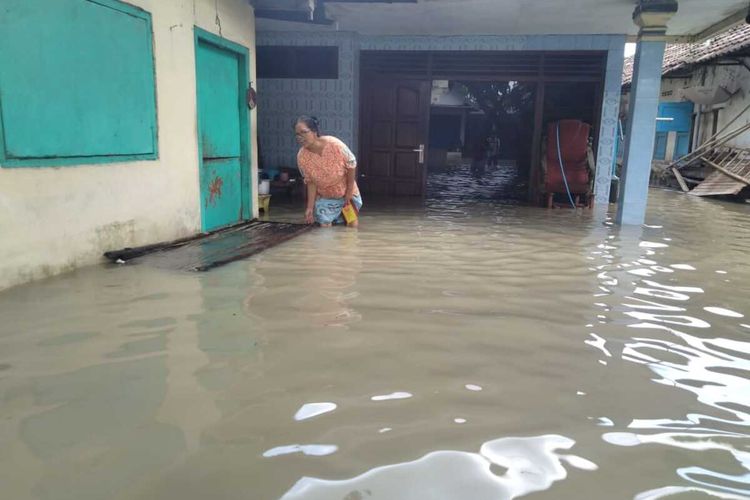 Kondisi Dusun Beluk, Desa Jombok, Kecamatan Kesamben, Kabupaten Jombang, Jawa Timur, Selasa (4/2/2020). Sejak Minggu (2/2/2020), banjir akibat luapan sungai menggenangi wilayah permukiman penduduk.