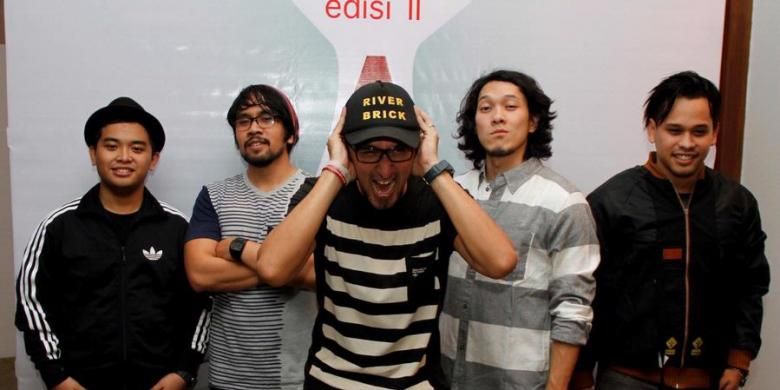 Para personel grup musik Alexa, JMono (bas), Fajar (drum), Aqi (vokal), Rizki (gitar), dan Satrio (gitar), berfoto bersama dalam acara peluncuran album terbaru mereka, yang diberi judul Edisi II, di Goethe Institut, Jakarta, Rabu (12/1/2010) malam. 