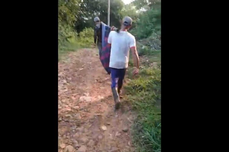 Sejumlah warga di Cianjur, Jawa Barat, tengah menandu seorang warga yang sakit untuk dibawa ke rumah sakit. Video kejadian ini viral di media sosial.