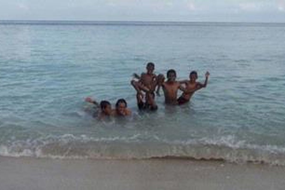 Warga setempat bermain di Pantai Dulibala, Alor, NTT