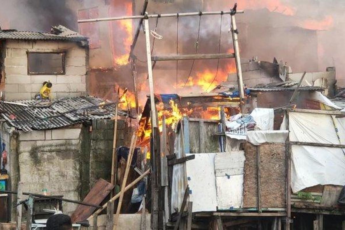 Kebakaran hebat menghanguskan permukiman padat penduduk di Jalan Lorong L, wilayah RW 08 dan RW 10 Kelurahan Koja, Kecamatan Koja, Jakarta Utara, Selasa (19/11/2021) petang. 