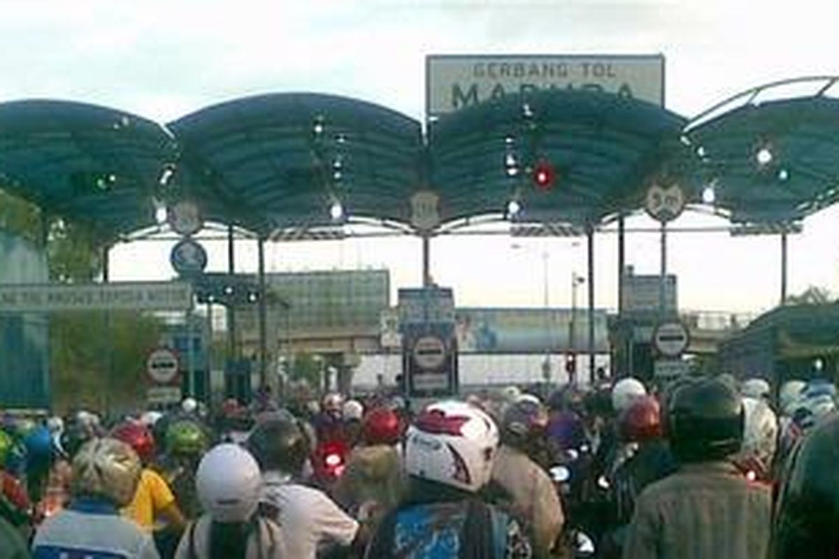 Arus balik Lebaran Ketupat, pintu masuk Suramadu sisi Madura padat.