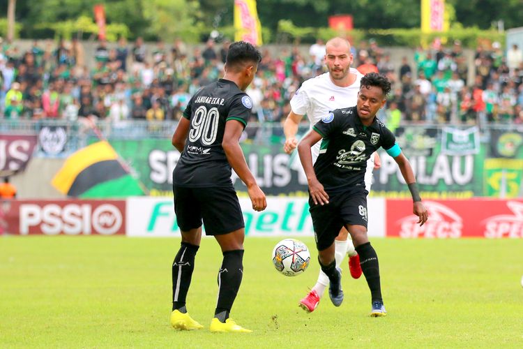 Pemain Persebaya Surabaya Alwi Slamat saat pertandingan pekan ke-26 Liga 1 2022-2023 melawan PSM Makassar yang berakhir dengan skor 0-1 di Stadion Gelora Joko Samudro Gresik, Jumat (24/2/2023) sore.