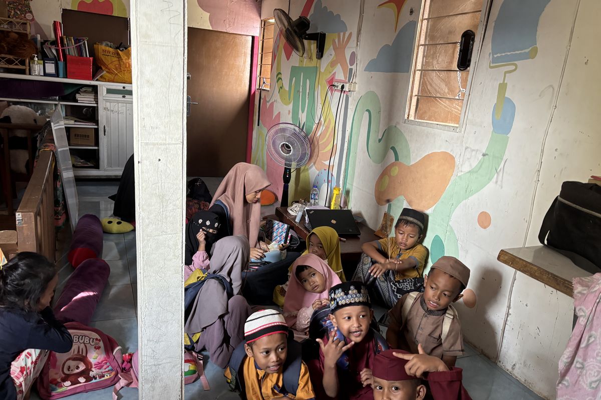 Anak-anak belajar di Rumah Belajar Merah Putih, Cilincing
