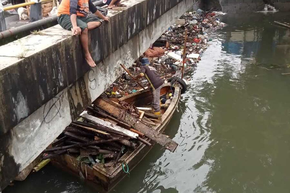 Antisipasi banjir susulan, Tim Satgas Drainase Dinas Pekerjaan Umum (DPU) saat ini terus melakukan upaya pembersihan saluran air di berbagai wilayah di Kota Makassar.