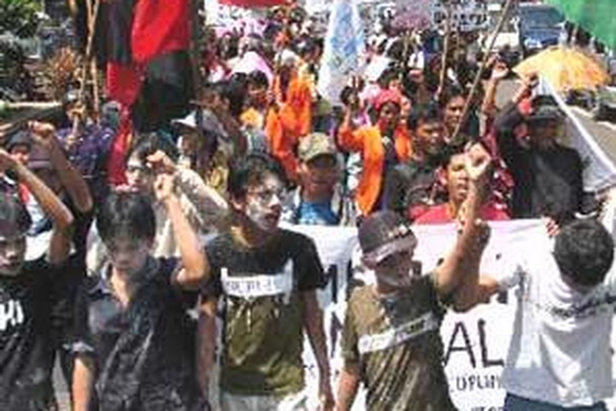 Ratusan buruh yang tergabung dalam Komite Aksi Mei Bersatu (KAMB) dan Aliansi Rakyat untuk May Day (Arum) 2006 berunjuk rasa memperingati Hari Buruh Sedunia di Palembang, Sumatera Selatan, Senin 1 Mei 2006. Mereka menolak segala bentuk kebijakan dan perundang-undangan yang menindas buruh, seperti revisi Undang-Undang Nomor 13 Tahun 2003 tentang Ketenagakerjaan.