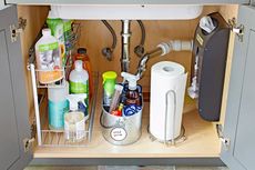 5 Cara Tata Tempat Kosong di Bawah Wastafel Dapur untuk Ruang Simpan