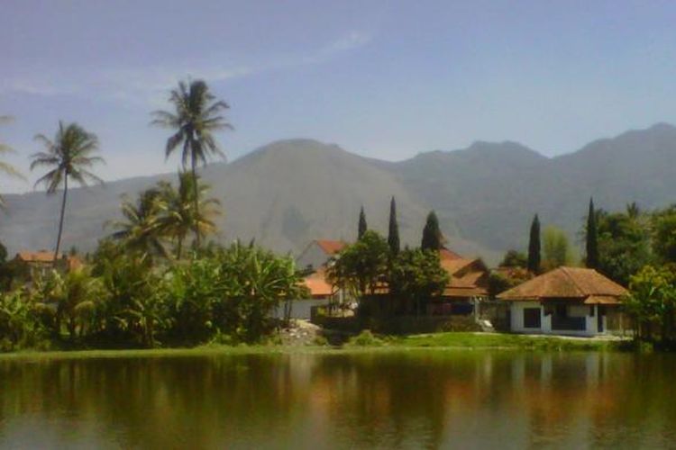 Gunung Guntur dari sudut pandang desa Cimanganten, kecamatan Tarogong Kaler, Garut, Jawa Barat.

