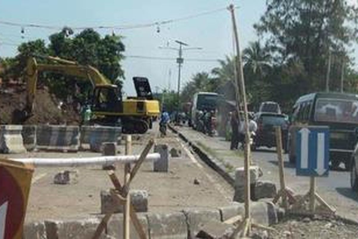 Satu jalur jalan pantai utara (pantura) Jawa Barat di Desa Sumuradem, Kecamatan Sukra, Kabupaten Indramayu, ditutup karena ada perbaikan jalan dan jembatan, seperti terlihat pada hari Selasa (17/5). Gara-gara penutupan itu kerap terjadi kemacetan.