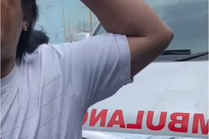 Pria yang Halangi Ambulans Lewat di Depok Tendang Mobil hingga Penyok