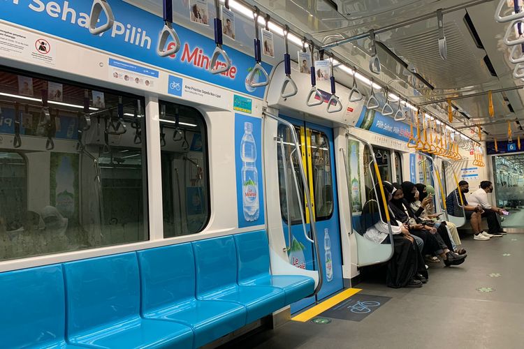 Suasana di dalam MRT ketika mencoba tarif integrasi antarmoda dari Stasiun MRT Bundaran HI menuju Halte CBD Ciledug, Minggu (14/8/2022).