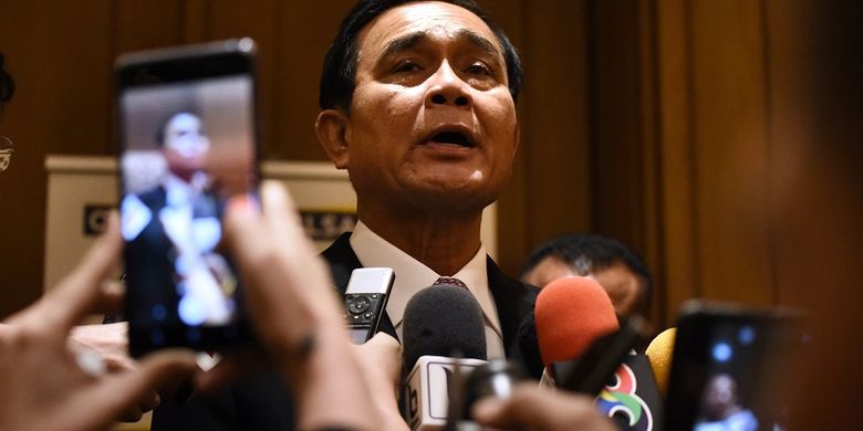 Annoyed by the question, Thai PM sprays disinfectant on journalists