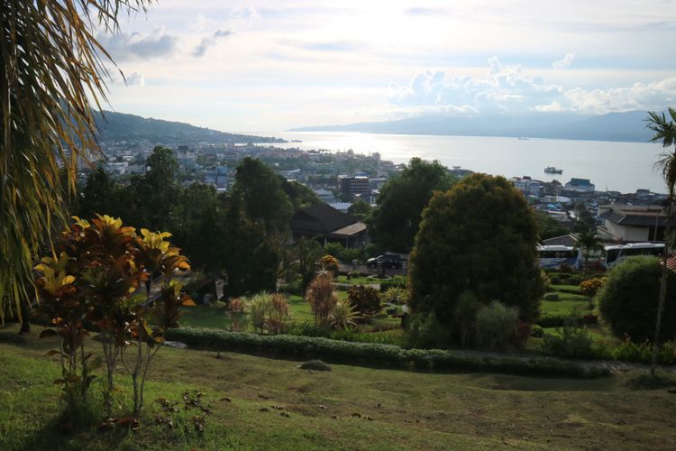 Melihat indahnya Teluk Ambon dari ketinggian, yaitu dari tugu Monumen Pahlawan Kristina Martha Tiahahu. 