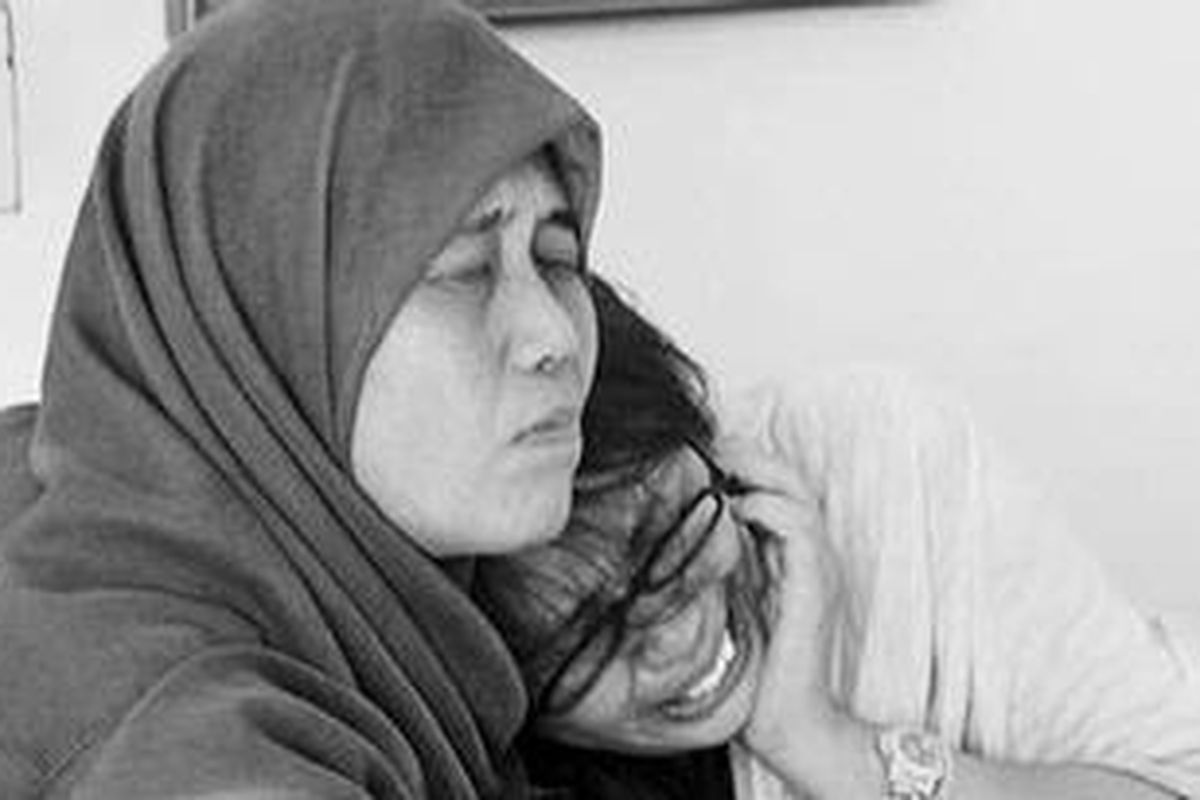 Kerabat berusaha menghibur Suyanti (kanan) saat menunggu jenazah anaknya, Deni Januar, di Rumah Duka RSCM, Jakarta Pusat, Rabu (26/9). Deni adalah siswa SMA Yayasan Karya 66 yang tewas saat terlibat tawuran dengan siswa SMK Kartika Zeni. Tawuran tersebut terjadi di Jalan Minangkabau, Manggarai, Jakarta Selatan.