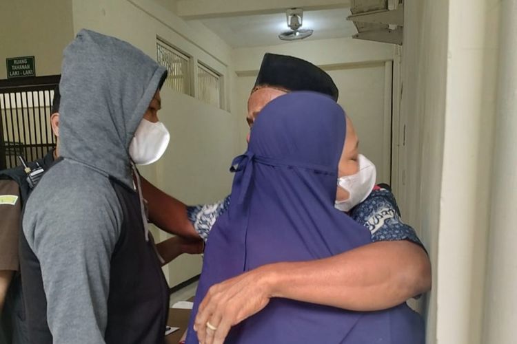 Suyatno (58), seorang kakek asal Desa Pandantoyo, Kecamatan Temayang, Kabupaten Bojonegoro, Jawa Timur, terdakwa kasus pencurian ayam jago jimat Kadesnya sedang berangkulan dengan istri dan anaknya usai persidangan di Pengadilan Negeri Bojonegoro, Rabu (24/1/2024).