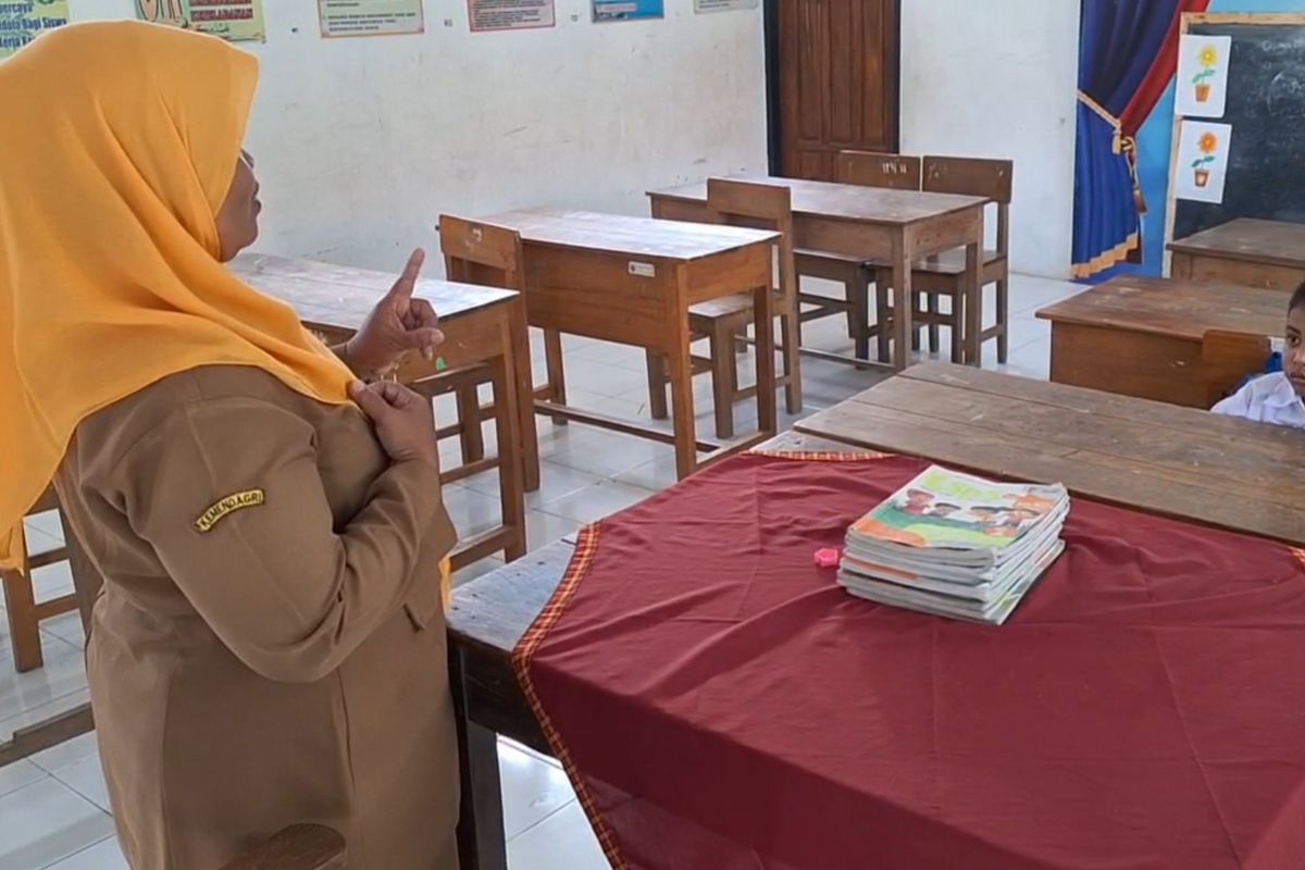 AKP (7), warga Desa Dempel, Kecamatan Geneng, Kabupaten Ngawi, Jawa Timur mengikuti MPLS sendiri di SD I Negeri Dempel lantaran minimnya siswa yang mendaftar di sekolah tersebut, Selasa (15/7/2025).