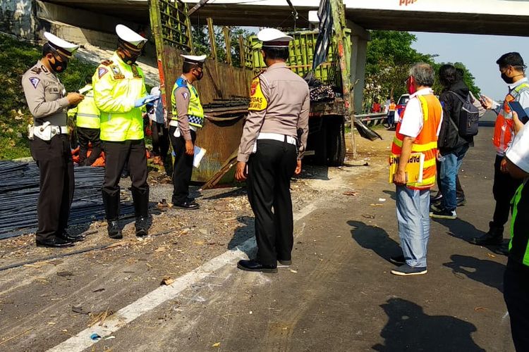 Kecelakaan di Tol Cipali, Majalengka, Jawa Barat, yang menewaskan 4 orang dan 10 lainnya luka-luka di KM 150+300. Sebanyak 5 saksi diperiksa kepolisian pada Minggu (23/8/2020) malam.