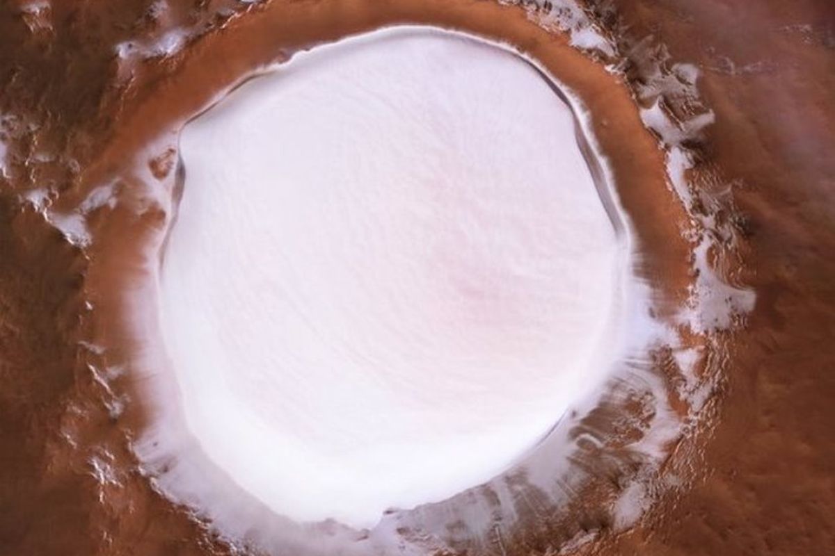 Pemandangan kawah Korolev raksasa di Mars yang menyimpan es abadi.