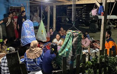 MENGUNGSI: Sejumlah warga mengungsi di halaman depan rumah mereka masing-masing setelah terjadi gempabumi M 6.3 di wilayah Kabupaten Donggala, Sulawesi Tengah, Sabtu (9/9/2023). 