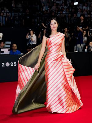Dian Sastrowardoyo tampil memesona di BIFF 2025. Gaun stripes rancangan Sebastian Gunawan hingga reuni dengan Nicholas Saputra jadi sorotan.
