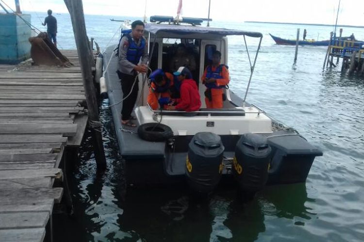 Tim Sar dari Basarnas Kota Tarakan menuju lokasi kejadian tenggelamnya warga Tarakan saat memancing ikan. Belum diketahui penyebab korban terjatuh ke laut saat berada di perahu ketinting yang digunakan memancing.