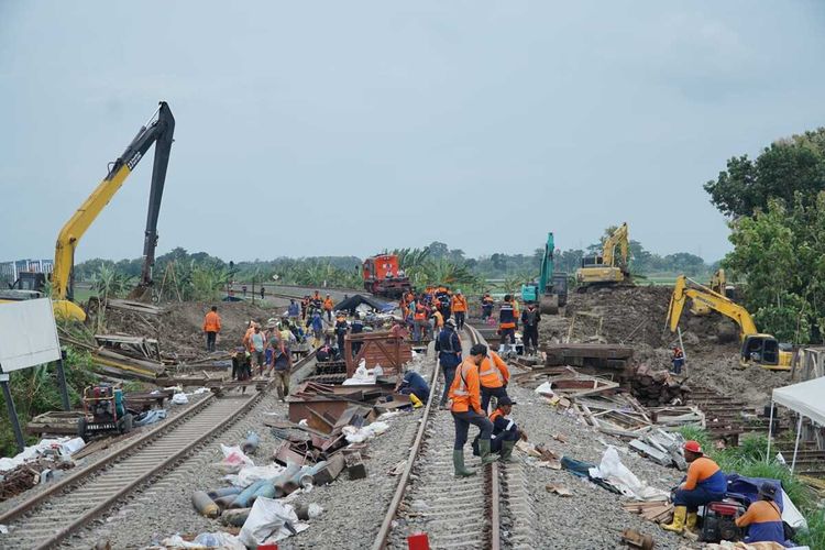 Rel Terdampak Banjir Grobogan Belum Rampung Diperbaiki, Perjalanan KA Terganggu hingga 5 Februari