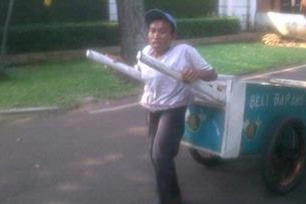 Fatturrochman atau yang biasa Rochman (47) hidup sebatang kara di Jakarta. Ia mengadu nasib dengan menjadi seorang pencari barang rongsokan. Pekerja keras, satu kata yang dapat menggambarkan Rochman. Jakarta, Sabtu, (6/10/2012).