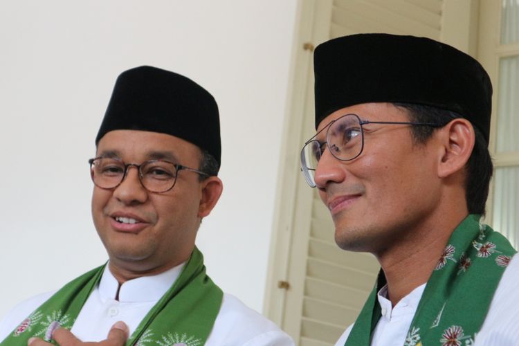 Gubernur dan Wakil Gubernur DKI Jakarta, Anies Baswedan-Sandiaga Uno usai makan siang bersama Wakil Presiden Jusuf Kalla di Istana Wakil Presiden, Jakarta, Kamis (26/10/2017). 