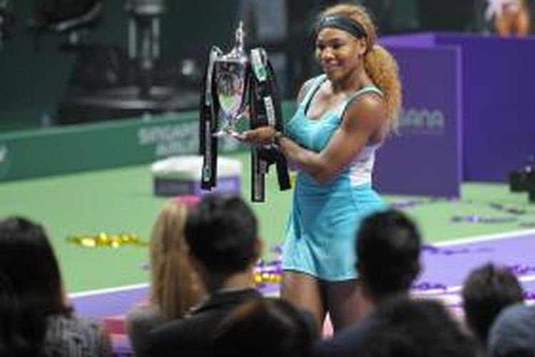 Petenis Amerika Serikat, Serena Williams, berpose dengan trofi juara Women's Tennis Association (WTA) Final, yang didapat setelah mengalahkan petenis Rumania, Simona Halep, pada laga finsl di Singapura, Minggu (26/10/2014).