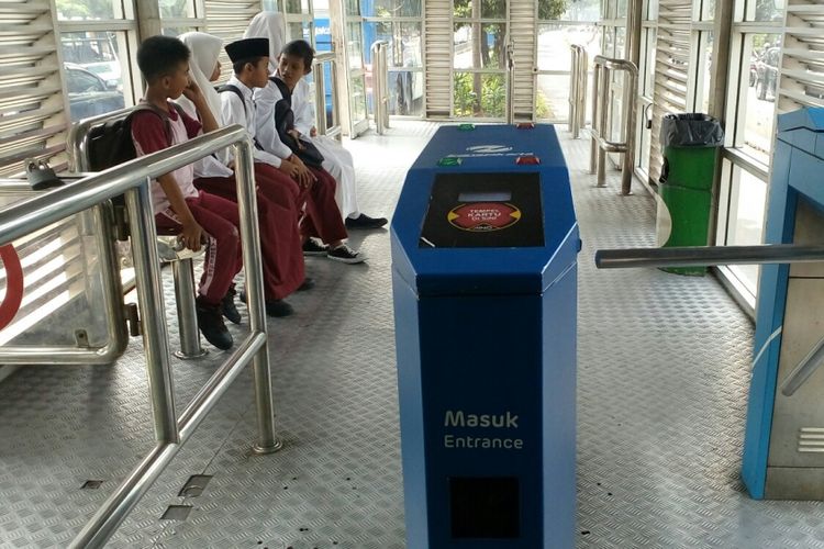 Para Siswa menunggu feeder transjakarta di Halte Pesakih, Jumat (21/7/2017).