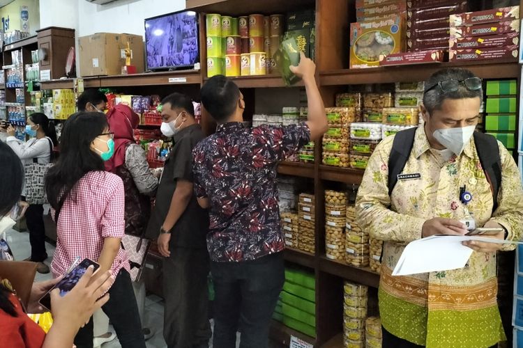 Komisi II Dewan Perwakilan Rakyat Daerah (DPRD) Kota Solo,  Pengawan Obat dan Makanan (POM) Kota Solo dan Dinas Perdagangan (Disdag) Kota Solo, saat inspeksi mendadak (sidak) Kamis (14/4/2022), mulai sekitar pukul 10.00 WIB.